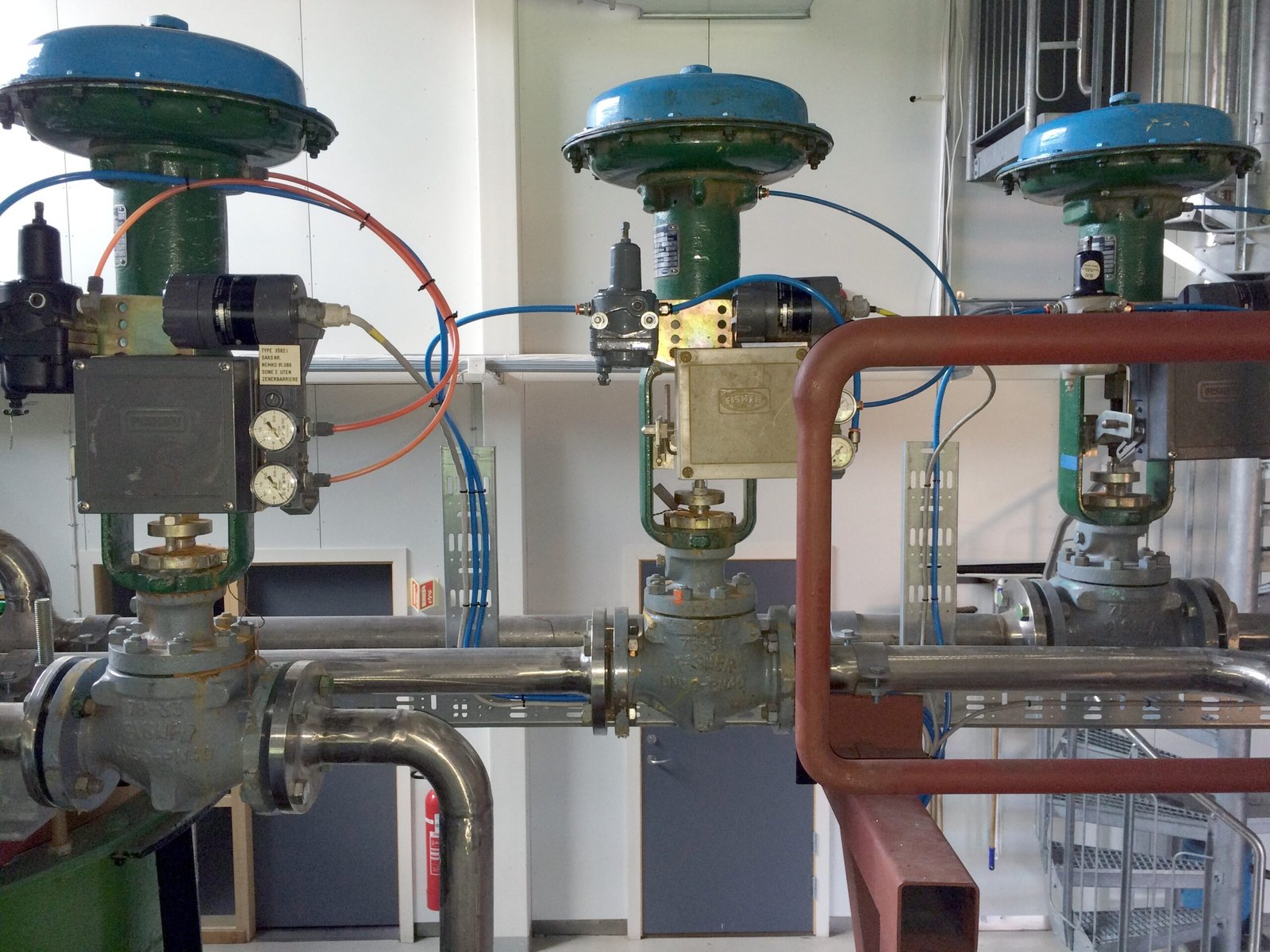 Industrial control valves with positioners configured for a hydronic system