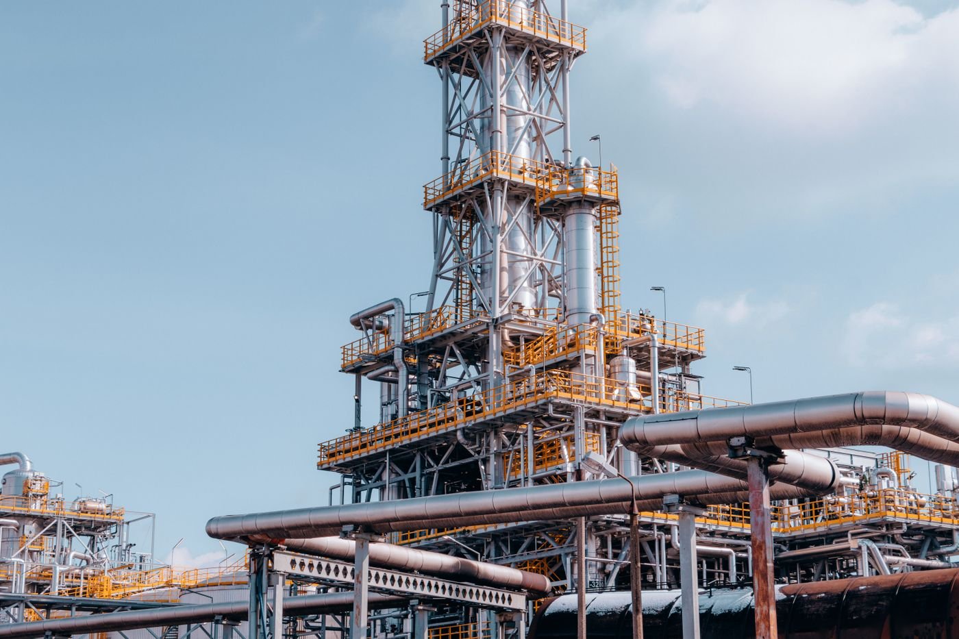 Industrial refinery with interconnected pipelines