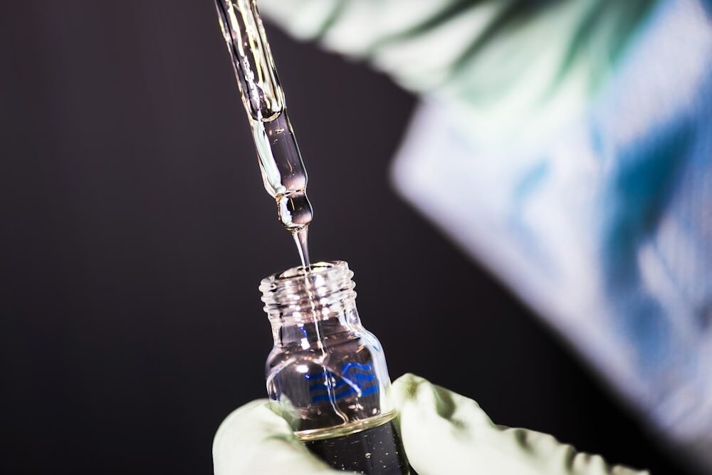 Pharmaceutical sterile manufacturing suite and airlock pressure barrier